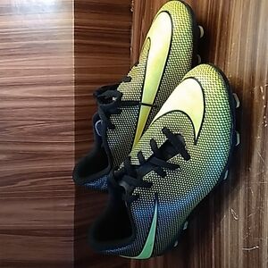 Kids 4Y black yellow cleats